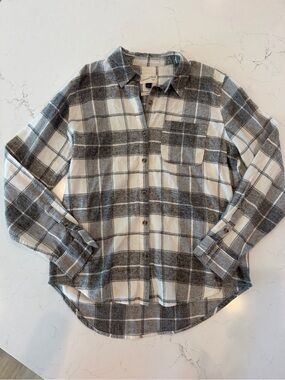Women’s Gray & White Plaid Button-Up Shirt